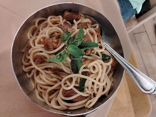 Padella di pasta fresca per due persone con zucchine fritte, olio all'aglio e menta at Osteria Sciapò in Palermo