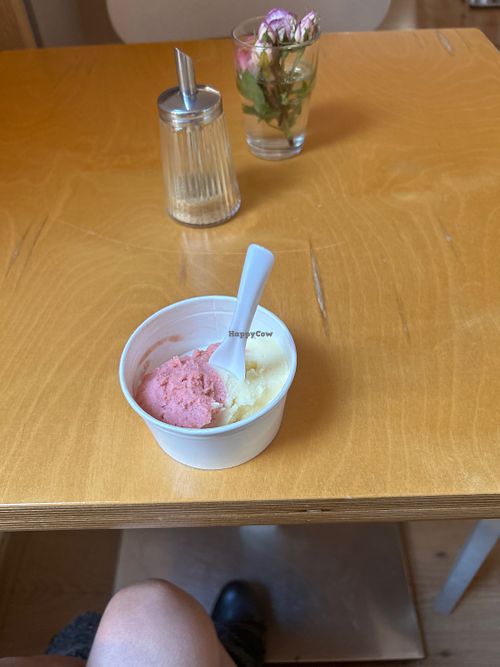 Already ate a good bit but you get the idea 😅  at Biebereis Eiscafé in Weimar