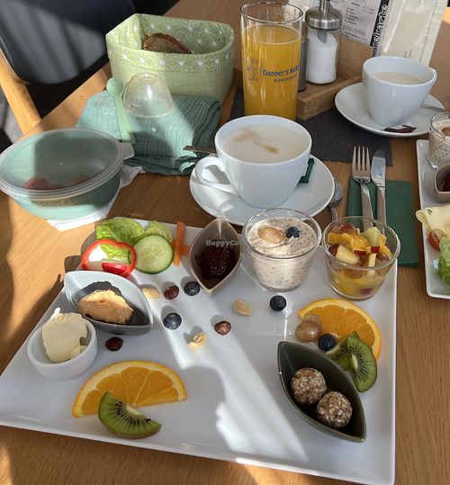Aufstriche, Müsli, Obstsalat und eine Auswahl an Brot nett dekoriert mit Obst und Nüssen   at ECKcafé in Mindelheim