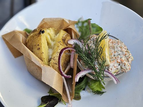 Baked potato with vegan skagen at Bergslagskonditoriet in Ludvika
