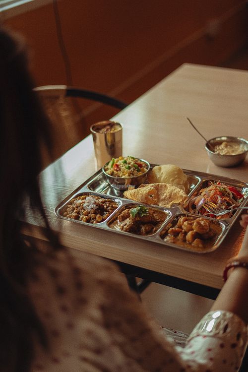 🍛✨ Thali Indio: un viaje de sabores en un solo plato ✨🍛
Disfruta de la tradición india con una selección de curries, arroz aromático, papad crujiente, ensaladas frescas y postre. Una experiencia completa, auténtica y llena de color en cada  at Santa Masala in Santa Marta