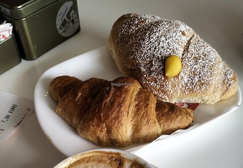 Cappuccino con latte di soia, brioche vegana all'arancia e brioche vegana alla crema at Pasticceria Le Delizie  in Trevignano