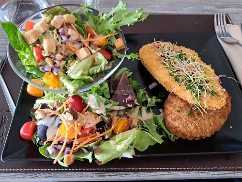 Scaloppina di soia con insalata at La Porte Oubliée in Chatillon-sur-marne