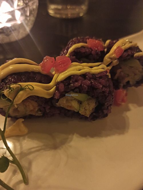 Unico piatto veg: riso rosso, avocado, fiori di zucca fritti, tartare di pomodoro, salsa allo zafferano. Nr. 100 at Kaori Japanese Restaurant in Varedo