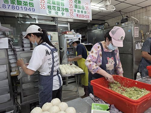 Putting the dots on with chopsticks (in the back) at Ji pin guang fu su shi bao zi - 極品光復素食包子 in Taipei