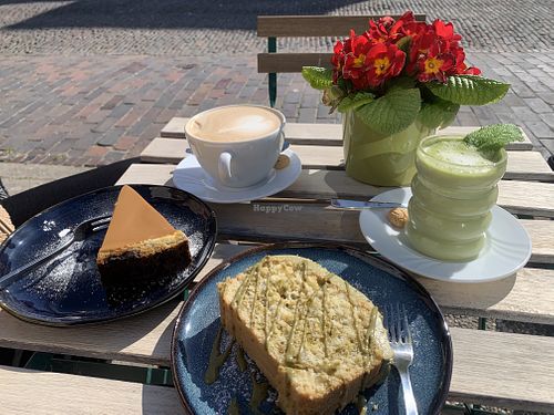 Pistazienkuchen, Karamell-Cheesecake, Milchkaffee und Matcha-Latte-Vanille (alles vegan)  at Artway  in Wangerooge