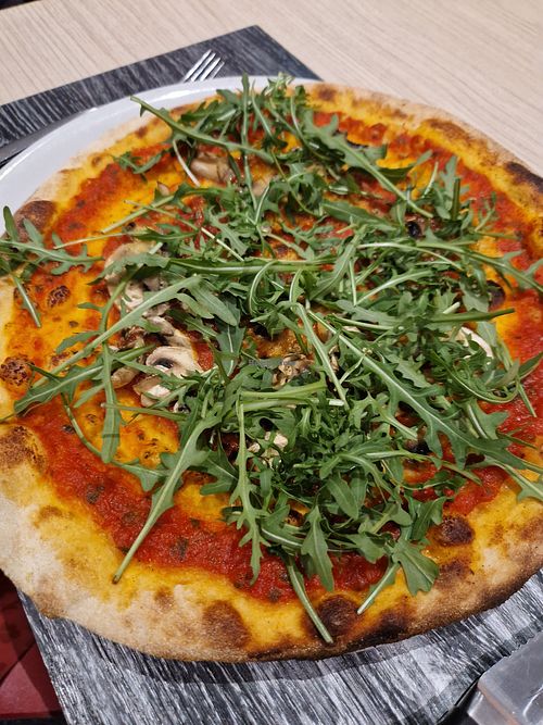 Pizza with mushrooms and rucola at Ristorante Mare e Monti in Maggia