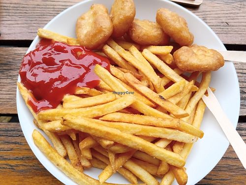 vegan nuggets & fries at Schwimmbad Rhein-Sommergarten in Cologne