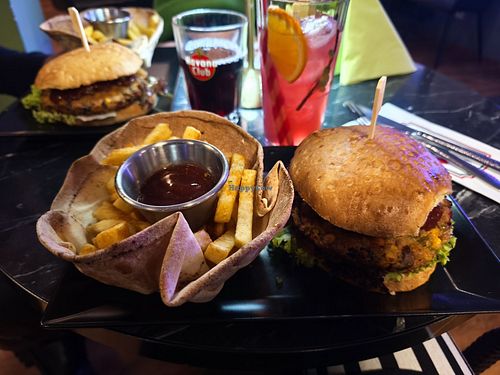 Großer Burger mit Pommes im Taco, BBQ Ketchup, Erdbeerlimo& Traubensaft at Emil's Bistro in Mayen