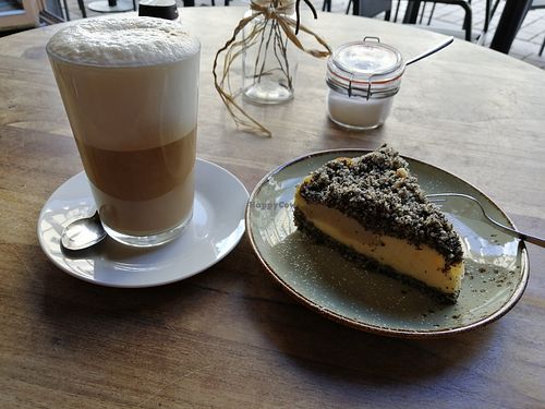 Veganer Mohnkuchen und Latte Macchiato mit Sojamilch at Cognito in Erfurt