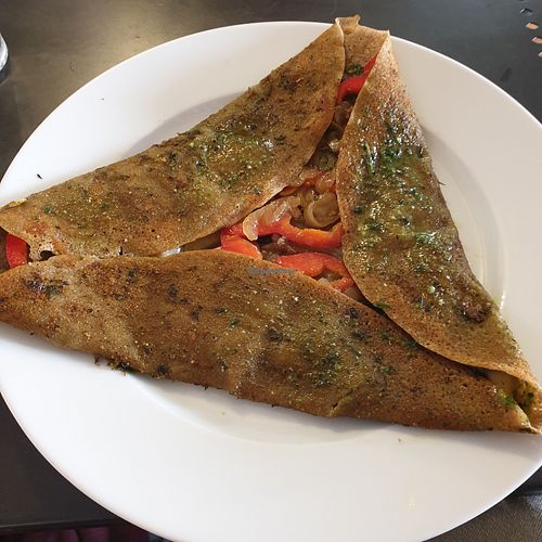 Vegan, glutenfree crêpes with champignons, bellpeppers, onions fried in a ramson-garlic-oil at D'ame Crepe in Minerve