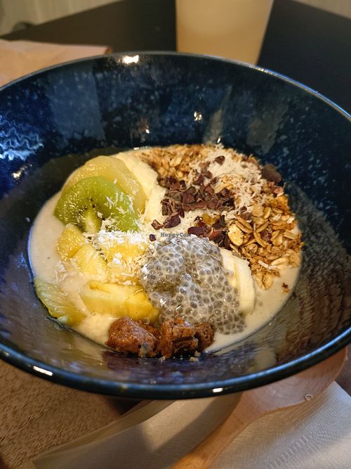 Coconut bowl at SharkFellowsCoffee in Fukuoka