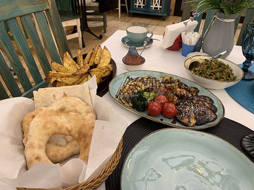 Gegrilltes Gemüse, Brot, gebackene Kartoffeln  at Pur Restaurant in Tsaghkadzor