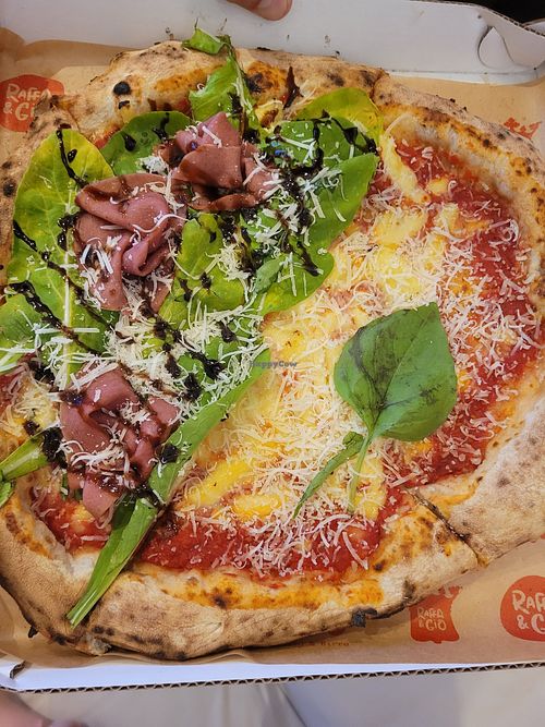 Pizza de presunto parma vegano e rúcula e pizza marguerita at Raffa & Gio in Sorocaba