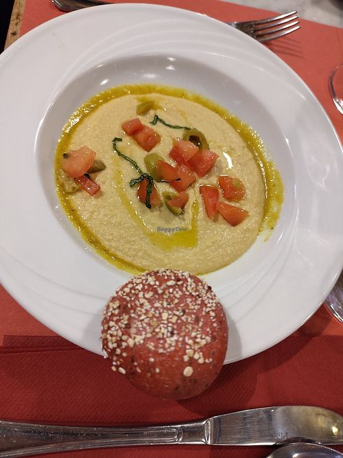Hummus plate with colorful bread buns at Strada Facendo a Padova in Padua