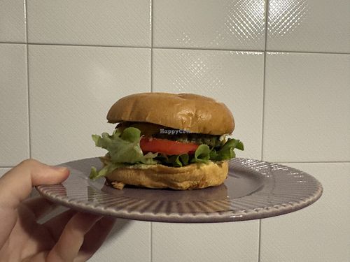 Hamburger di verdure buono con cheddar vegano, cipolla fritta, cipolla e lattuga. Mancava la salsa ma buono  at Smashbú in Atripalda