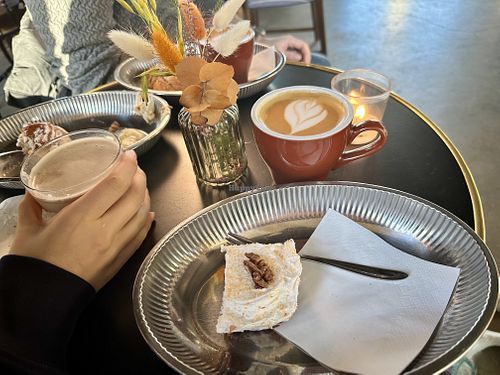 Veganer Karottenkuchen und Oat Cappuccino   at Aoife Coffee  in Ebeltoft