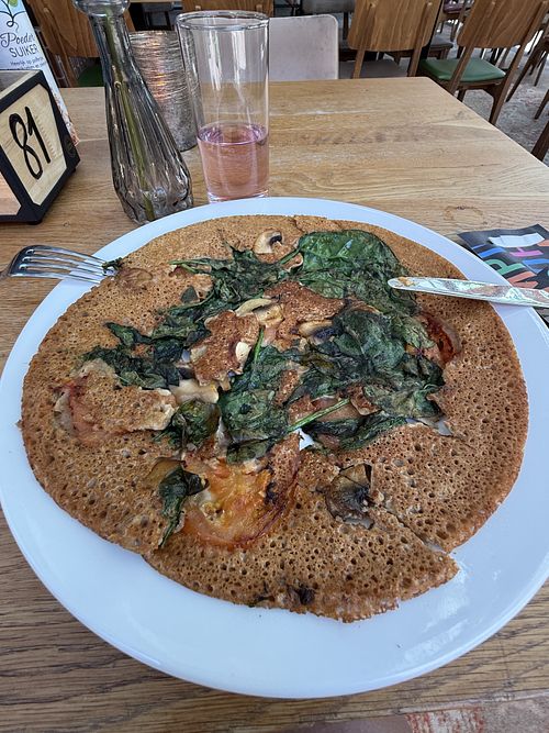 Vegan, met champignons, tomaat en spinazie. Ook lekker met wat stroop!  at De Heikamp in Ruurlo