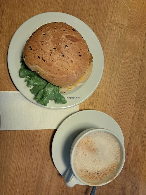 No-Chicken Burger at Hamma Bäckerei - Marienplatz in Ravensburg