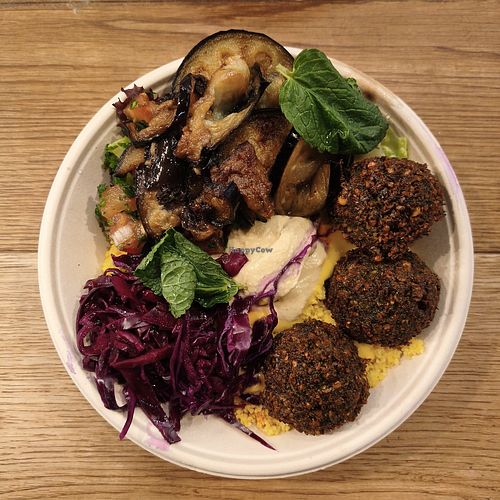 Falafeltál curry-mangó szósszal mentalevelekkel, nagyon kiadós, nagyon finom at Csicseri Árkad in Budapest