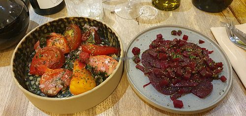Mon entrée (betteraves) agrémentée d'un gros à côté de tomates en différentes façons. at Convives in Martel
