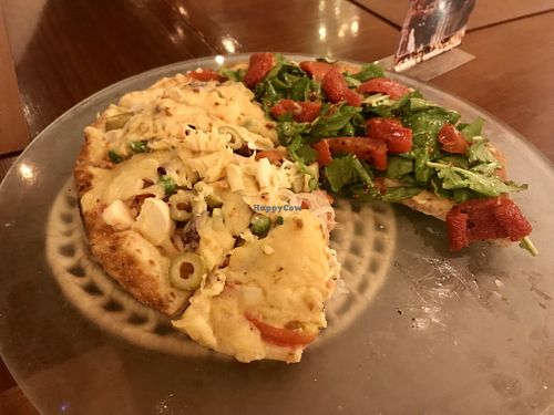 Pizza brotinho metade portuguesa e metade rúcula com tomate seco artesanal da casa  at Verace Pizza in Ourinhos