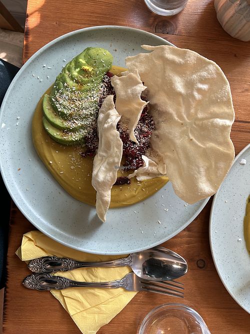 Rote-Bete-Kokos-Tartar auf Linsencreme mit Avocado und Papadam 😋  at Der Geheime Garten in Hamburg
