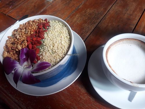 Smoothie bowl and latte at Art Cafe in Koh Phangan