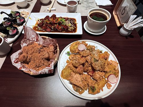 避風塘蘿蔔糕、金沙彩蔬、黑椒天貝、莓果山藥泥、淮山北菇大補湯  at Huichung Vegetarian - 惠中蔬食滴水坊 in Taichung