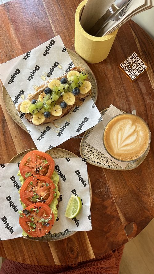 Tostadas veganas y café con bebida de avena  at DUPLA in Bilbao