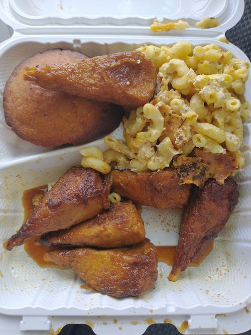 Drumsticks, cornbread, vegan mac and cheese at ELife in Washington