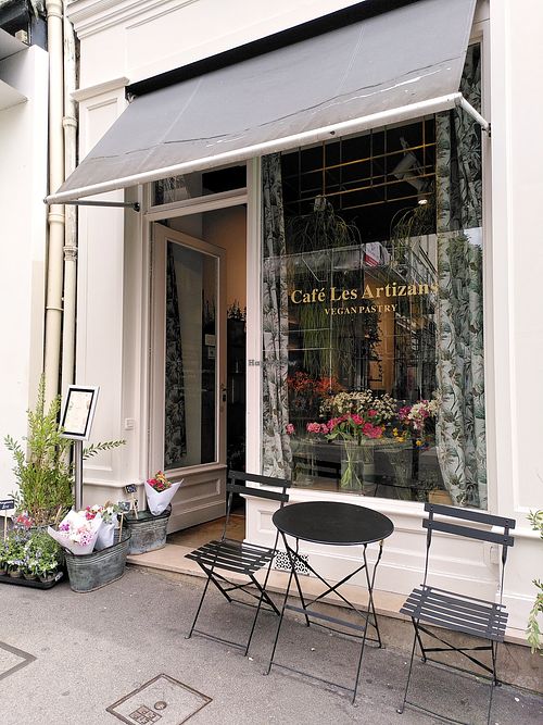 Façade + tables at Les Artizans - Coffee And Flower in Paris