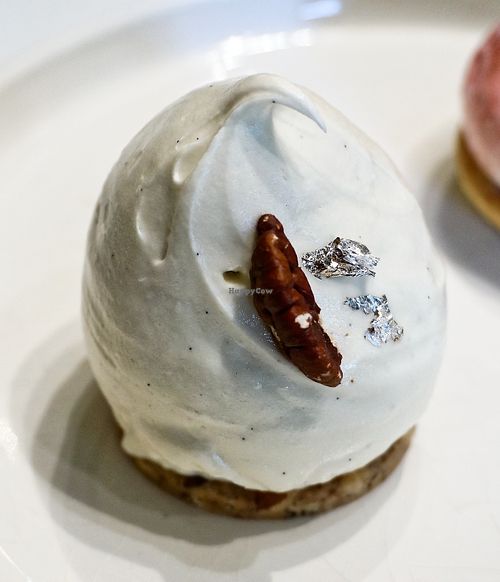 Vanilla/pecan nut at Les Artizans - Coffee And Flower in Paris