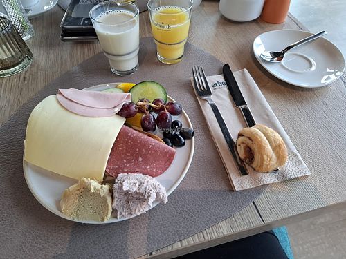 Brötchen, Belag,  Gebäck alles vegan at Deli‘Cara in Neustadt