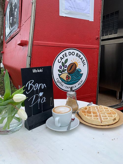 Vegan Waffel auf Dinkelbasis und Flatty mit Hafermilch.  at Café do Brasil  in Wenningstedt-braderup