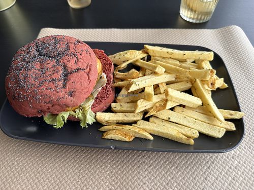 Hambúrguer vegano  at Hamburgueria do Maçãs in Colares