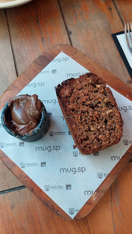 Banana bread com creme de avelã vegano at Mug - Casarão Pamplona in Sao Paulo