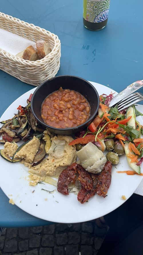 veganes frühstück- die baked beans waren echt stark, super gewürzt und mega lecker. das vegane rührei war leider aus, daher wurde mit antipasti aufgefüllt.  at Kellermann Babelsberg in Potsdam