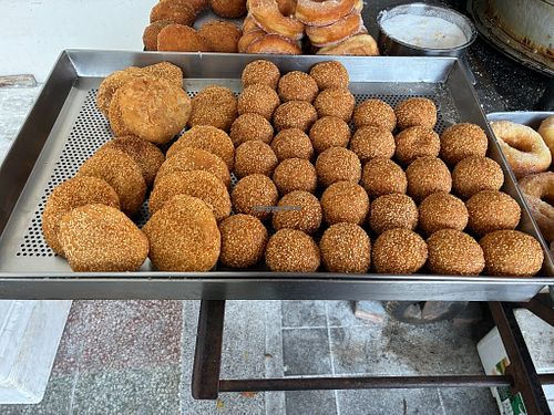 Pickled mustard green buns (酸菜包), sesame balls (芝麻球) at Twins Donuts - 雙胞胎甜甜圈 in Taipei