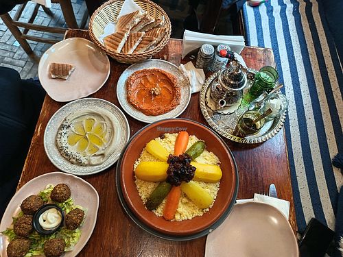 Falafel, babaganoush, cous cous verdure, muhamara buonissimo! E anche economico
Immancabile the alla menta at Encanto in Fes