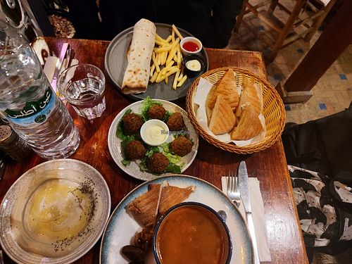 Tranne la Mayo è tutto vegan (falafel, wrap con falafel, harira soup, hoummos, pita at Encanto in Fes
