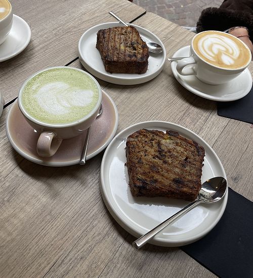 Matcha mit Hafermilch und veganes Schoko Bananenbrot  at Haven in Annecy