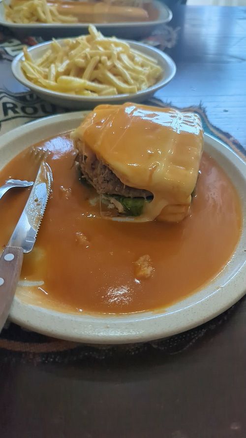 Veggie burger at Os Catitas in Porto