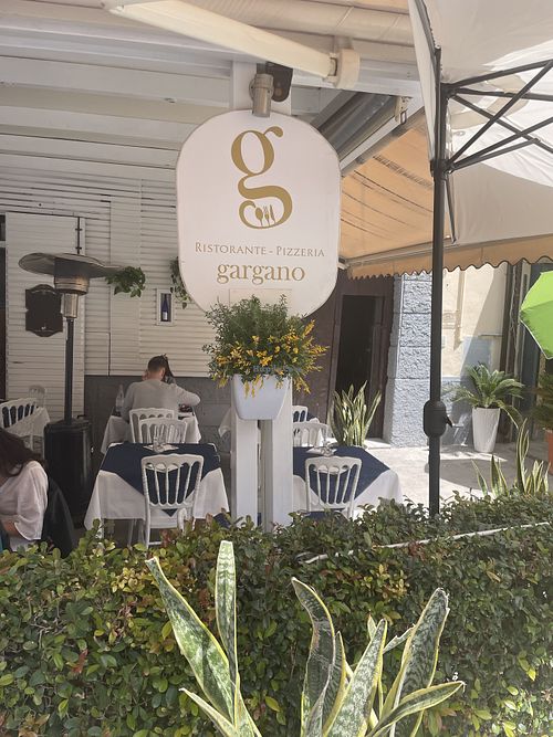 Labelled vegan pizza  at Ristorante Pizzeria Gargano in Tropea