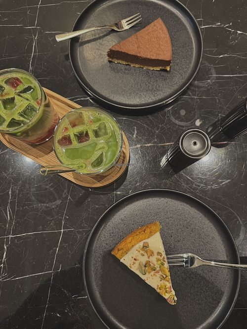 Iced Strawberry Matcha Latte with oat milk, vegan chocolate tart, and vegan carrot cake  at Café Nourish in Hamburg