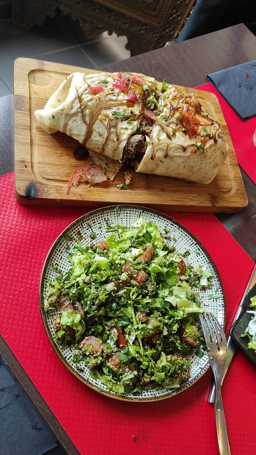 Plats très généreux : ici, une pita falafel et un taboulé at Picasso d'alep in Saint-junien