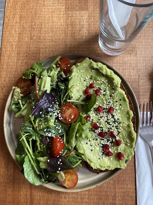 Happy Avocado! Sehr lecker und frisch!  at Café BAU in Cologne