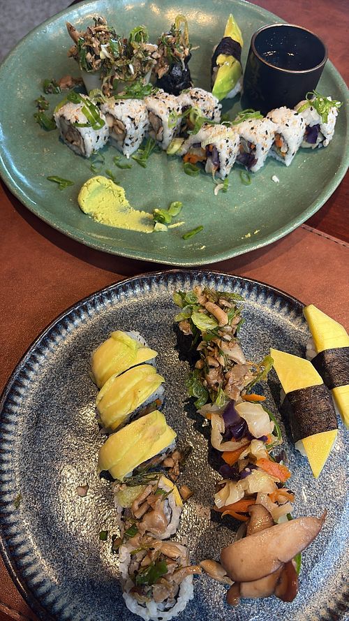 Combinado vegano, opções com abacate, legumes e cogumelos  at Hanatake in Rio De Janeiro
