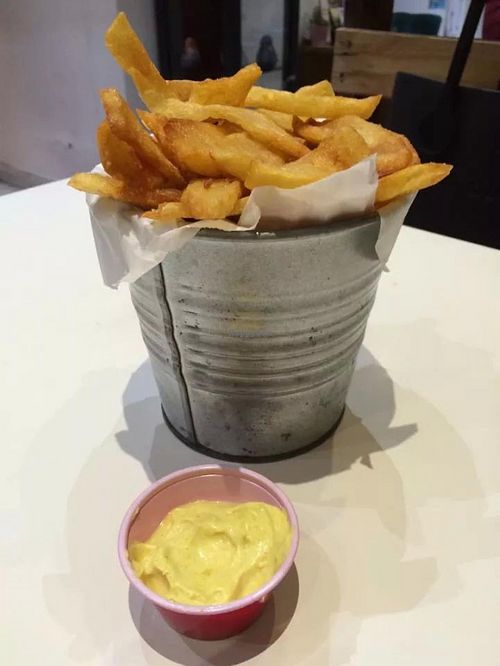chips with vegan curry sauce at Pura Burguer in Bilbao