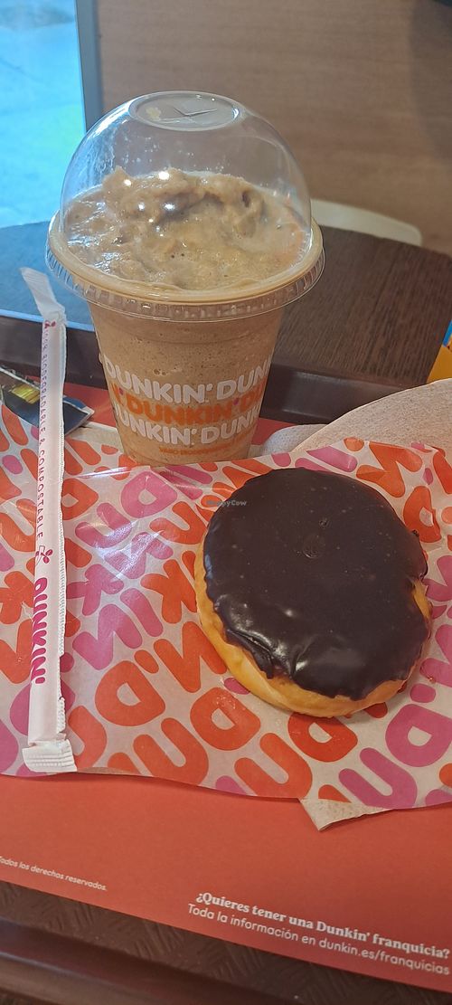 Frappé de café con leche de avena (tiene coco y soya también) y dona vegana Boston cream. at Dunkin' - Emperador Carlos V in Madrid
